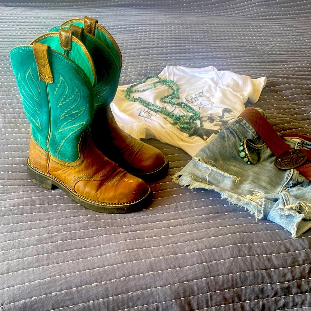 Absolutely adorable cowboy boots! 🌵
